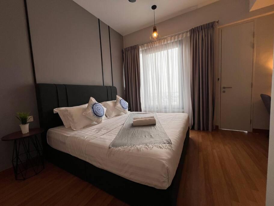 Tropicana 218 Spacious Luxury 3bedroom 3 Car Park 11pax Apartment George Town